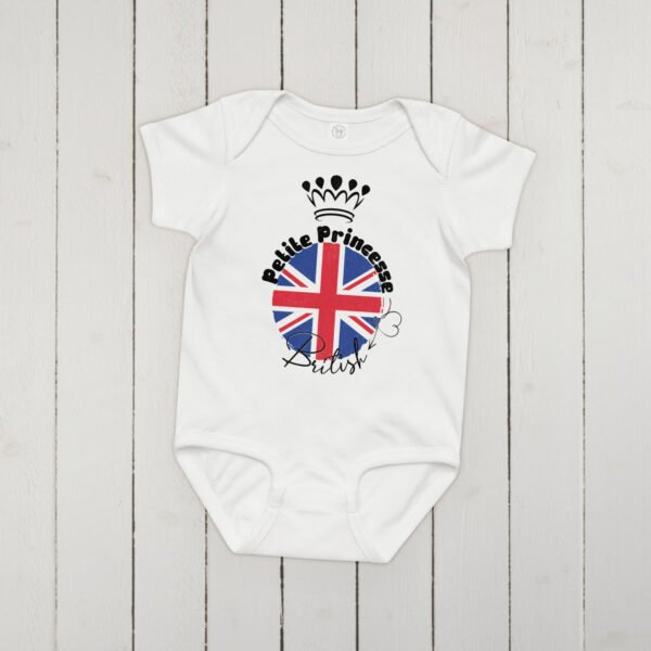 👑 Petite Princesse Britannique — Body bébé fille 100% coton – Image 3