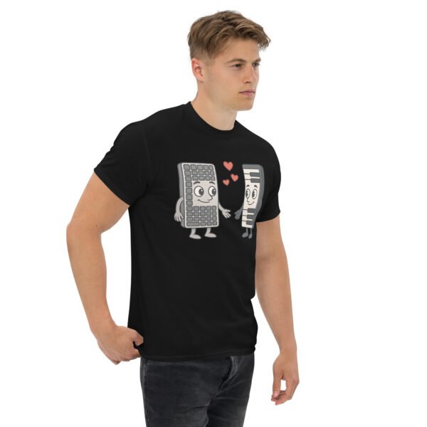 T-shirt Humour Homme pour informaticien “Claviers Amoureux” - L'union parfaite entre musique et informatique – Image 3