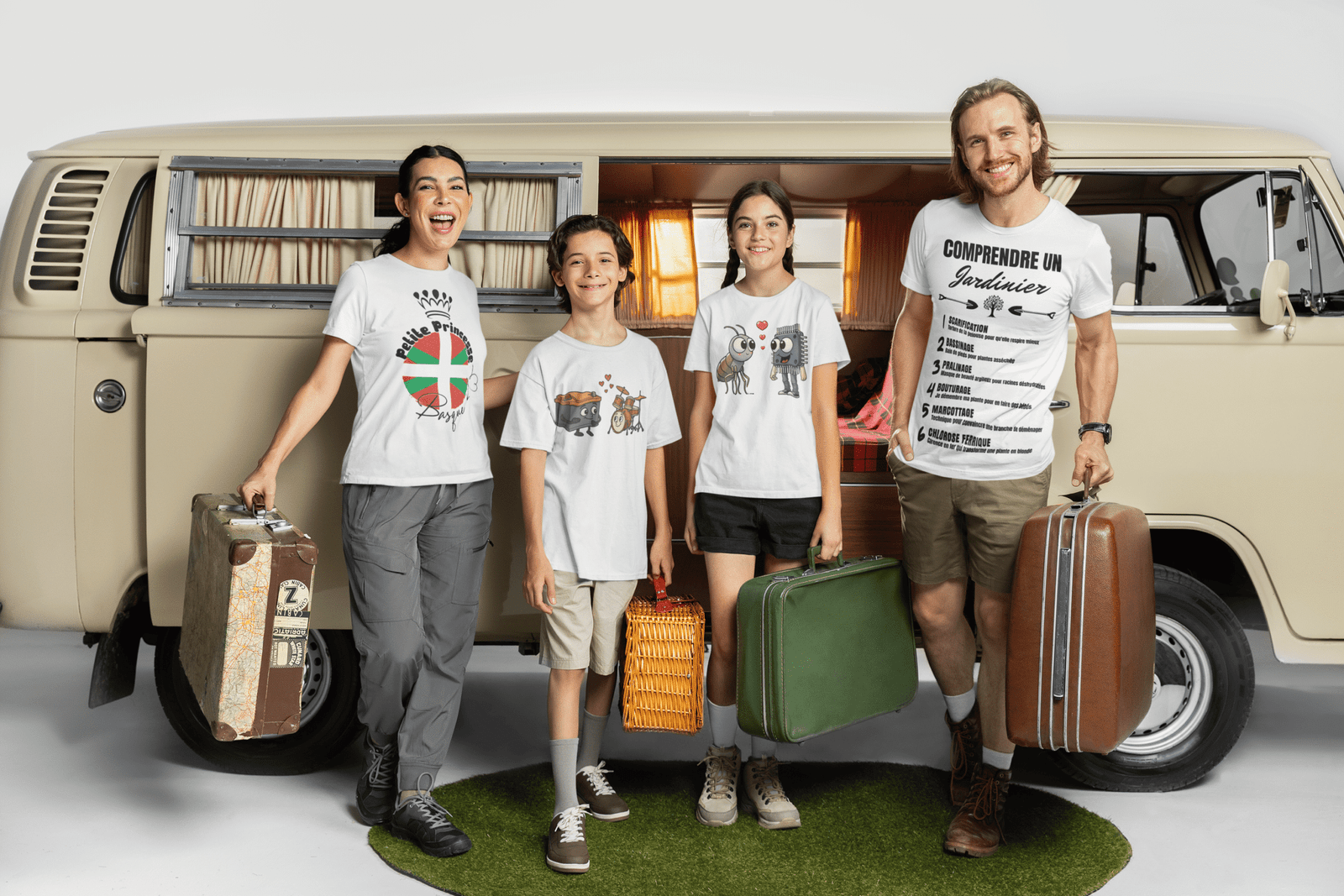 une famille devant un van prêt à partir en vacances
