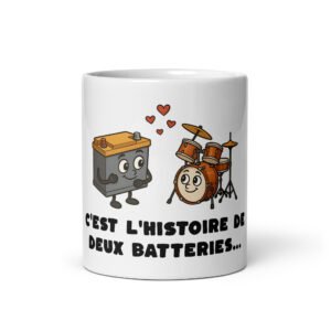 🔋 Mug “C’est l’histoire de deux batteries…” – Le cadeau qui fait vibrer les mécanos et les musiciens