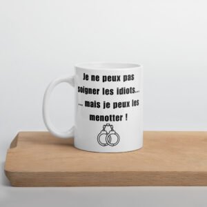 ☕ Mug Policier « Je ne peux pas soigner les idiots… mais je peux les menotter »