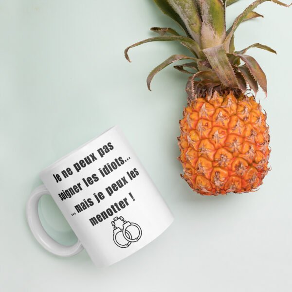 ☕ Mug Policier « Je ne peux pas soigner les idiots… mais je peux les menotter » – Image 4