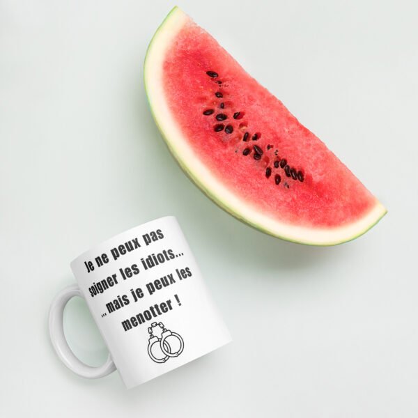 ☕ Mug Policier « Je ne peux pas soigner les idiots… mais je peux les menotter » – Image 5