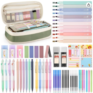 une collection de stylos et de papeterie