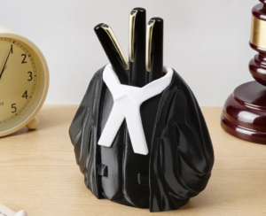 un porte stylo en forme de robe d'avocat