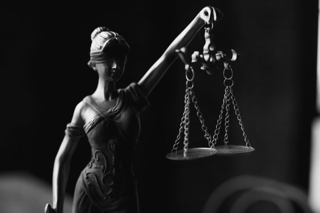 une statue de la justice, les yeux bandées et portant une balance